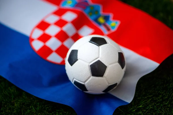Seleção Croata Futebol Bandeira Nacional Grama Verde Bola Futebol Papel — Fotografia de Stock