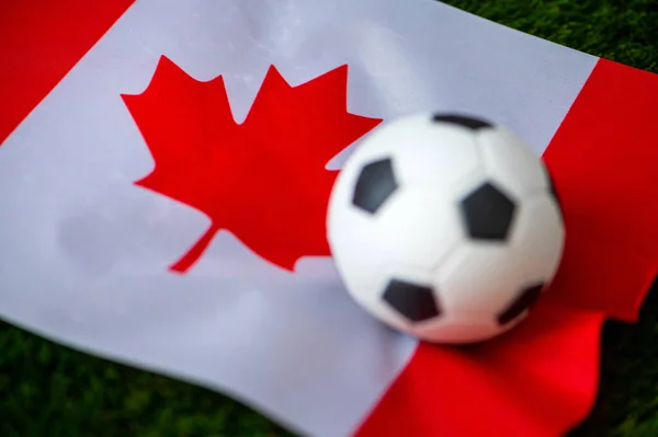 Kanadische Fußballnationalmannschaft Nationalflagge Auf Grünem Rasen Und Fußball Fußball Hintergrundbilder — Stockfoto