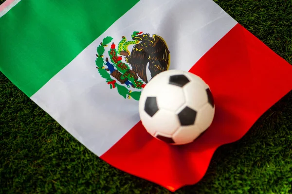 Meksika Milli Futbol Takımı Ulusal Bayrak Yeşil Çimlerde Futbol Topunda — Stok fotoğraf