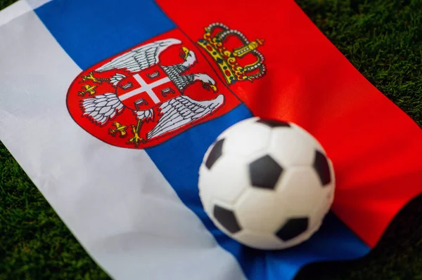 Сборная Сербии Футболу Государственный Флаг Зеленой Траве Футбольном Мяче Футбольные — стоковое фото