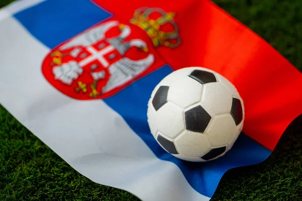 Εθνική Σερβίας Ποδοσφαίρου Εθνική Σημαία Στο Πράσινο Γρασίδι Και Μπάλα — Φωτογραφία Αρχείου