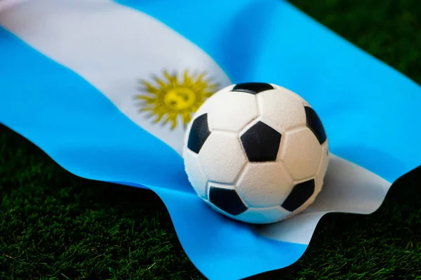 アルゼンチン代表サッカーチーム 緑の芝生とサッカーボールに国旗 2022年のチャンピオンシップとトーナメントのためのサッカー壁紙 世界大会 — ストック写真