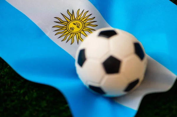 アルゼンチン代表サッカーチーム 緑の芝生とサッカーボールに国旗 2022年のチャンピオンシップとトーナメントのためのサッカー壁紙 世界大会 — ストック写真