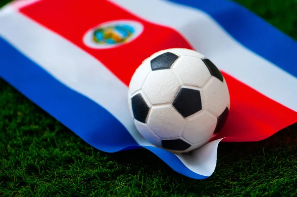 コスタリカ代表サッカーチーム 緑の芝生とサッカーボールに国旗 2022年のチャンピオンシップとトーナメントのためのサッカー壁紙 世界大会 — ストック写真