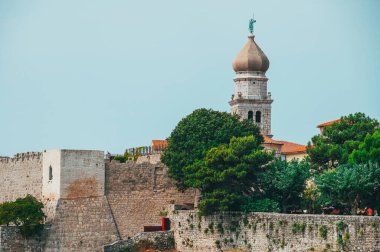 Akdeniz kıyı eski kasaba Krk, Island Krk, Hırvatistan görünümünü