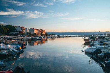 Hırvatistan 'daki Eski Güzel Evler. Krk. Akdeniz Yaz Tatili