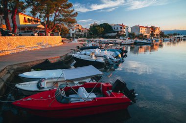 Adriyatik Denizi kıyısında tekneler. Hırvatistan 'da güzel bir yaz tatilinin fotoğrafı