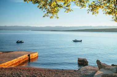 Güzel Yaz Tatili Fotoğrafı. Hırvatistan 'da yaz zamanı. Sabah fotoğrafı, ılık turuncu sabah ışığı. Boşluğu düzenle