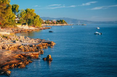 Güzel Yaz Tatili Fotoğrafı. Hırvatistan 'da yaz zamanı. Sabah fotoğrafı, ılık turuncu sabah ışığı. Boşluğu düzenle