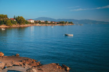 Malinska liman manzaralı kasabası, Hırvatistan 'daki Krk adası turizm beldesi