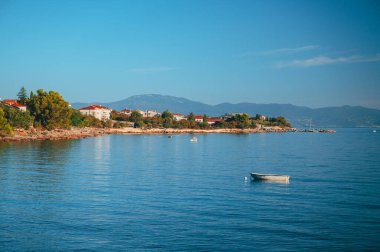 Hırvatistan 'ın Dalmaçya kentinin Brela kasabası yakınlarındaki güzel sahil. Makarska Riviera, Avrupa 'nın ünlü simgesi ve turistik beldesi