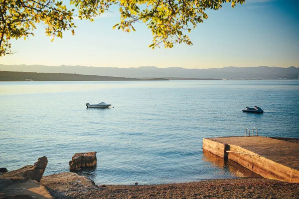 Ensam Båt Klarblå Medelhavet Sommarsemester Foto Redigera Utrymme — Stockfoto