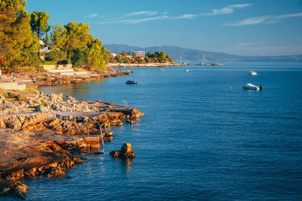 Güzel Yaz Tatili Fotoğrafı. Hırvatistan 'da yaz zamanı. Sabah fotoğrafı, ılık turuncu sabah ışığı. Boşluğu düzenle