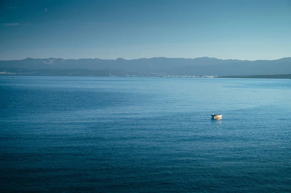 Alone Boat Clear Blue Mediterranean Sea Summer Vacation Photo Edit — Stock Photo, Image