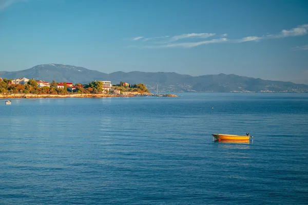 Güzel Yaz Tatili Fotoğrafı. Hırvatistan 'da yaz zamanı. Sabah fotoğrafı, ılık turuncu sabah ışığı. Boşluğu düzenle