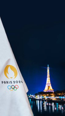 PARIS, FRANCE, 8 AĞUSTOS. 2022: Yaz olimpiyat oyunu Paris 2024 siyah zemin. Paris 'te resmi logo 2024. Gece beyaz battaniyeli karanlık kule üzerinde. Siyah düzenleme alanı, dikey oran akıllı telefon için 16: 9.