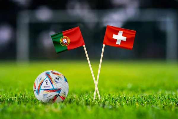 カタール ドーハ 12月2 2022年 ポルトガル スイス16試合に出場 緑の芝生の上でカタール2022の5つのワールドカップの公式ボール 背景にサッカースタジアム 手作り国旗 — ストック写真
