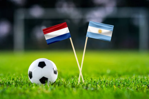 オランダ アルゼンチン 準々決勝サッカー試合 緑の芝生の上で手作りの国旗やサッカーボール 背景にサッカースタジアム ブラック編集スペース — ストック写真