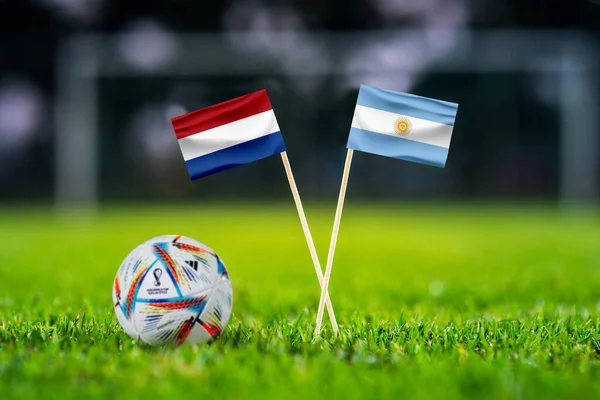 カタール ドーハ 12月2 2022年 オランダ アルゼンチン ラウンド8 準々決勝 緑の芝生の上でカタール2022の5つのワールドカップの公式ボール 背景にサッカースタジアム — ストック写真