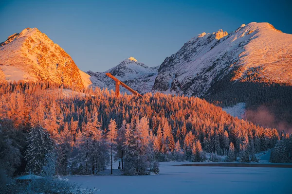Crisp Clear Winter Morning Strbske Pleso High Tatras Looming Frozen — Φωτογραφία Αρχείου