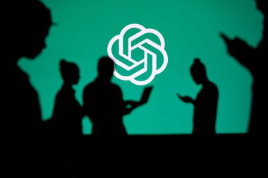 İngiltere, Londra. 30 Ocak 2023: açık yapay zeka. Birlikte Yenilik: Siluetli Web Geliştiricileri İlerleme İçin Şirket Logosuyla Arkaplanda Birleştiriliyor