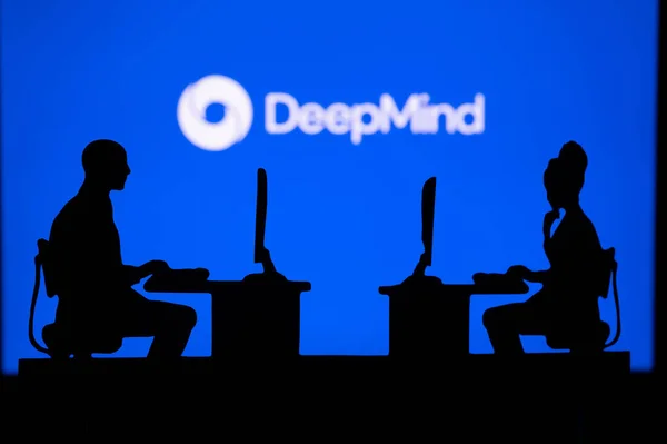 インド 新しいデリー 2023年1月30日 GoogleよりDeepmind 未来を創造する 背景にある2人のソフトウェア開発者と会社のロゴのシルエット — ストック写真