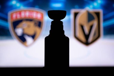 FLORIDA, ABD, 31 Mayıs 2023: NHL Stanley Kupası Finalleri. Florida Panthers, Vegas Altın Şövalyeleri 'ne karşı Stanley Kupası' nın Silueti. NHL Finalleri için duvar kağıdı 2023