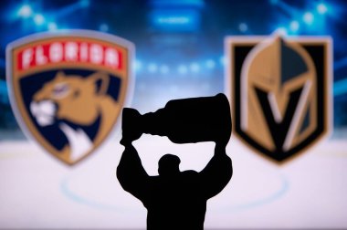 LAS VEGAS, ABD, 31 Mayıs 2023: NHL Stanley Kupası Finalleri. Florida Panthers, Vegas Altın Şövalyeleri 'ne karşı Stanley Kupası' nı kafasının üstünde tutan oyuncunun silueti.