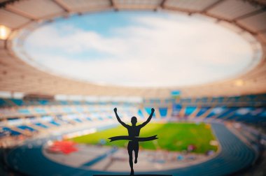 Şampiyonun Zaferi: Modern Atletizm Stadyumu 'nda koşucu fatihlerinin silueti bitiş çizgisinde. Alan, İz ve Alan Yarışması Fotoğrafını Düzenle.