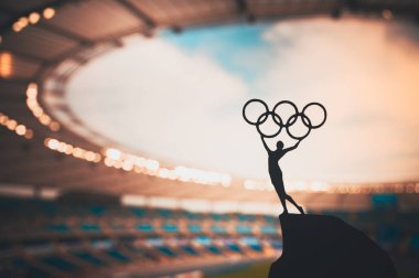 PARIS, FRANCE, 7 Temmuz 2023: somutlaştırıcı Olimpiyat Ruhu: Modern Olimpiyat Stadyumu 'nda Atletin Heykeli Olimpik Daire Yüksek Tutuyor. Paris Özü 2024 Yaz Olimpiyatları.