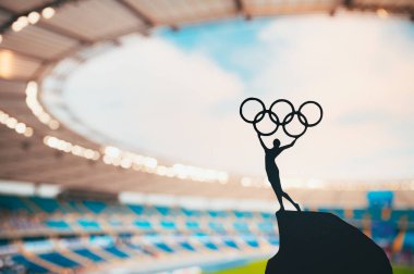 PARIS, FRANCE, 7 Temmuz 2023: somutlaştırıcı Olimpiyat Ruhu: Modern Olimpiyat Stadyumu 'nda Atletin Heykeli Olimpik Daire Yüksek Tutuyor. Paris Özü 2024 Yaz Olimpiyatları.
