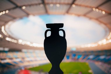 Avrupa Şampiyonlarını Kutlayan Futbol Kupasının Silueti. Avrupa Futbol Turnuvası için fotoğraf. Montajınız için Boşluğu Düzenle.