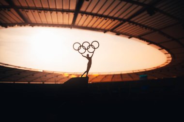 PARIS, FRANCE, 7 Temmuz 2023: İkonik Hareket: Modern Olimpiyat Stadyumunda Atletizm Kadını Heykeli Olimpiyat Çemberini Zaferle Kaldırdı. Paris 2024 Yaz Olimpiyatları anısına