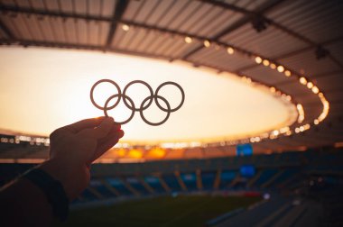 PARIS, FRANCE, 7 Temmuz 2023: Parlayan Olimpiyat Ruhu: Sporcu Serene Evening Light 'ta Olimpiyat Yüzüklerini Gösteriyor. 2024 Yaz Olimpiyatları için Paris 'te Fotoğraf