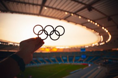 PARIS, FRANCE, 7 Temmuz 2023: Parlayan Olimpiyat Ruhu: Sporcu Serene Evening Light 'ta Olimpiyat Yüzüklerini Gösteriyor. 2024 Yaz Olimpiyatları için Paris 'te Fotoğraf