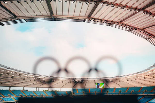 Paris France Temmuz 2023 Olimpiyat Yüzüklerinin Silüeti Arka Planda Modern — Stok fotoğraf