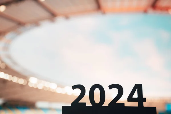2024 のシルエットスポーツイヤーとしてのサインインスピレーションが始まり パリの夏のゲームにつながります 現代スタジアムを背景に — ストック写真