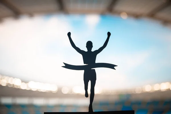 Runner Silhouette Modern Atletizm Stadyumunda Bitiş Çizgisi Bantını Kırdı Alan — Stok fotoğraf