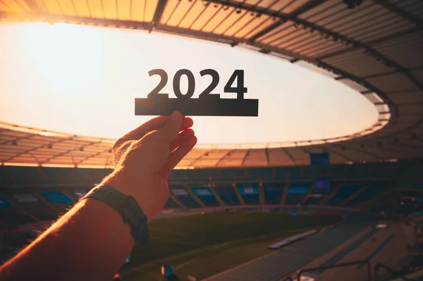 2024 Рік Спортсмен Сучасному Стадіоні Glimpsing Future Silhouette 2024 Sign — стокове фото
