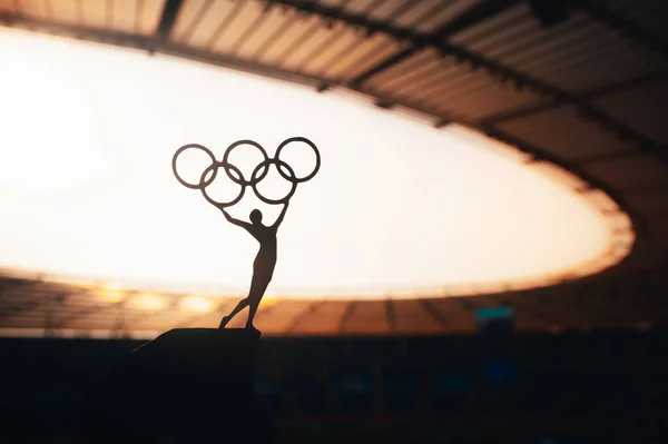 Paris Frankreich Juli 2023 Symbolkraft Statue Einer Athletin Hebt Olympischen — Stockfoto