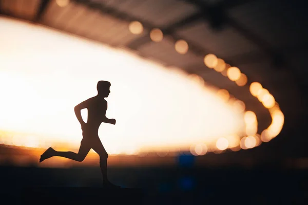 Silhouet Van Een Mannelijke Atleet Een Langeafstandsloper Tegen Prachtig Verlichte — Stockfoto