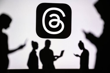 CALIFORNIA, Birleşik Devletler, 7 Temmuz 2023: Sosyal Medya 'da Gençliğin Sessiz Konuşmalarını Açıklayan Tartışmalar Uygulaması