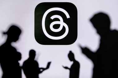 CALIFORNIA, Birleşik Devletler, 7 Temmuz 2023: Konu Uygulaması resmi logosu ve akıllı telefonla sohbet eden ve sosyal medya ağını kullanan gençlerin silueti