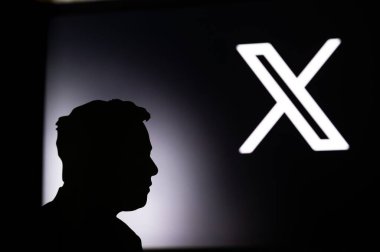 California, ABD, 24. Twitter 'ın yeni logosu. Elon Musk 'ın portresi. Siyah Siluet, mavi arkaplanda yepyeni bir Twitter logosu