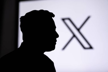 California, ABD, 24. Twitter 'ın yeni logosu. Musk Vakfı başkanı ve Twitter 'ın sahibi ve CEO' su iş adamı ve yatırımcı Elon Musk 'un silueti..