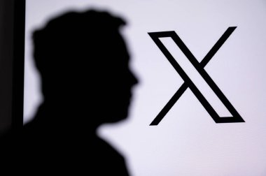California, ABD, 24. Twitter 'ın yeni logosu. İş adamı ve yatırımcı Elon Musk 'un portresi, arka planda Yeni Twitter logosu