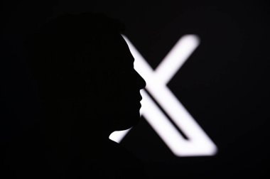 California, ABD, 24. Temmuz 2023: Twitter 'ın yeni logosu ve Elon misk suratının şekli