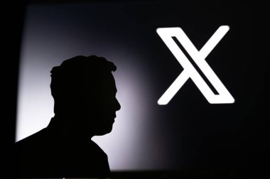 California, ABD, 24. Twitter 'ın yeni logosu. Siyah pankartın önünde Elon Musk 'un silueti ve Twitter' da yeni bir X logosu.