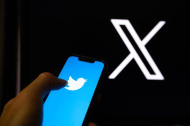 California, ABD, 24. Twitter 'ın yeni logosu. Twitter 'ın eski ve yeni logosu. İnsan eli Smartphone 'da oynuyor