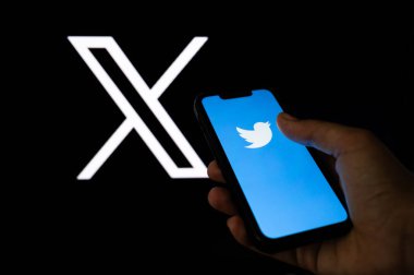 California, ABD, 24. Temmuz 2023: Twitter 'ın yeni logosu ve kuşlu eski mavi logo